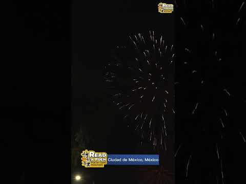 Brillan fuegos artificiales en el cielo nocturno de la Ciudad de México