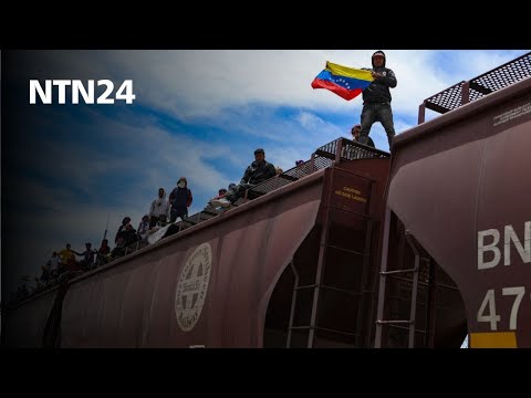 Así se transportaron cientos de migrantes en el techo de un monumental tren de carga en México