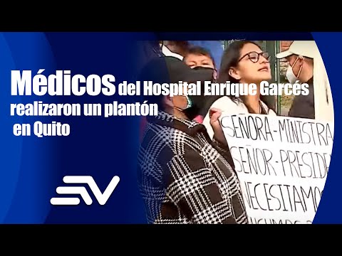 Médicos del Hospital Enrique Garcés realizaron un plantón en Quito