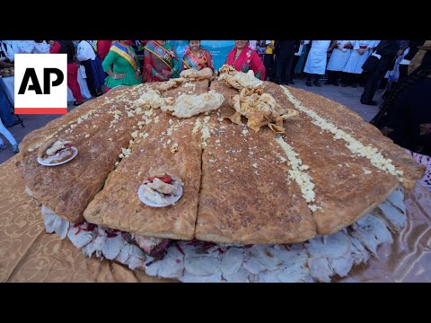 Chefs prepare giant 'Sandwich de Chola' in Bolivia in a bid to break the world record