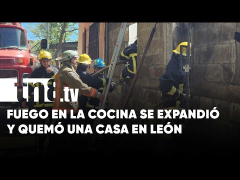 Fuego en la cocina se extiende y quema una casa en León - Nicaragua