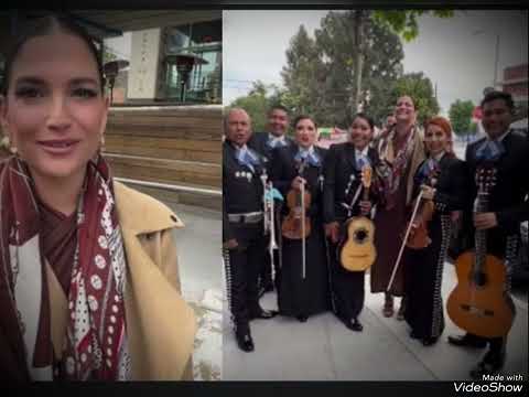 Natalia Jimenez hace protesta con mariachi en el restaurante que la discrimino