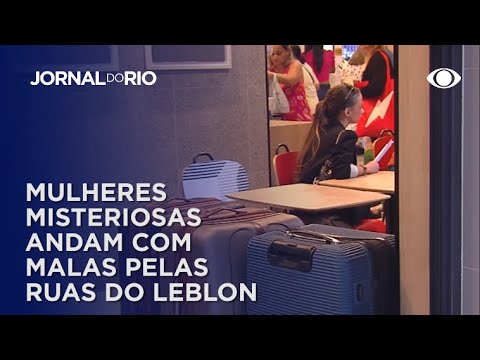 Mulheres andam com malas pelas ruas e comércios do Lebron