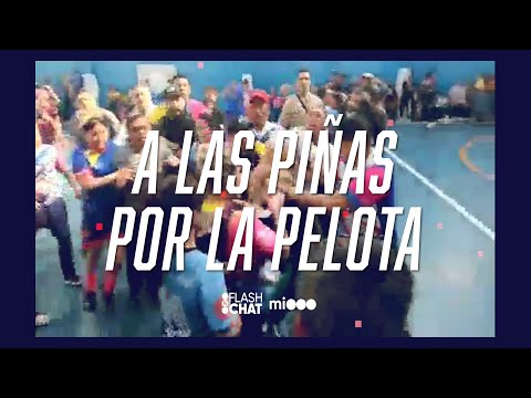 Piñas para todos en un partido de futsal femenino - #flashchat