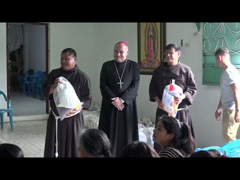 Visita Nuncio Apostólico de El Salvador a victimas del temporal en Quezalapa