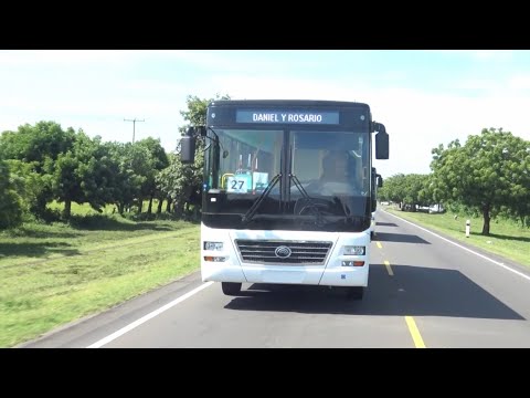 Familias chinandeganas saludan la caravana de buses que llegan procedentes de China