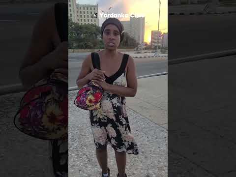 Madre cubana venden canciones en el Malecón de La Habana
