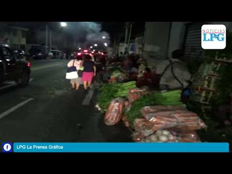 Comerciantes del Mercado Central se han apostado sobre el bulevar Venezuela de San Salvador