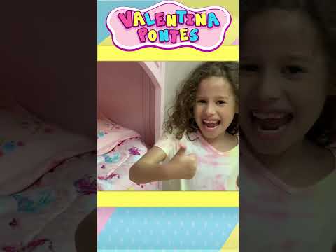 Valentina brinca de se vestir e com maquiagem de brinquedos  Valentina se maquiando - 1057