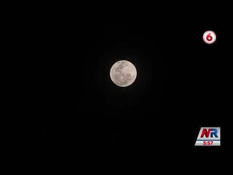 La “Luna rosa” iluminó de manera espectacular la noche de este martes