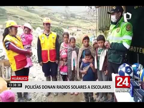 Huánuco: Policía dona radios solares a niños para recibir clases