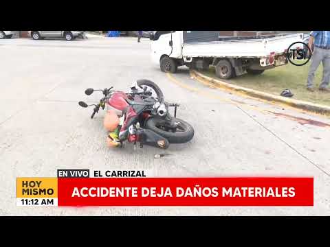 Accidente entre motocicleta y camión deja daños materiales en la Col. Carrizal