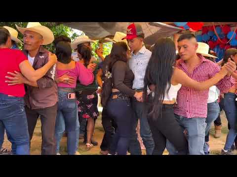 Que chulada de parejas en este baile mira este señor como baila 