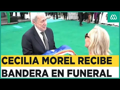 Último hito del funeral de Estado: Cecilia Morel recibe bandera que cubría el féretro del expdte
