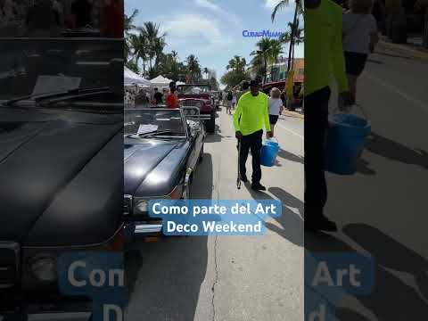 Exhibición de autos antiguos en Miami Beach como parte del Art Deco Weekend #miami