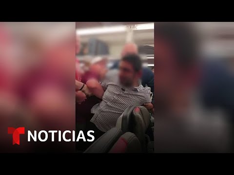 Pasajero borracho es sometido en un avión tras escupirle a un hombre | Noticias Telemundo