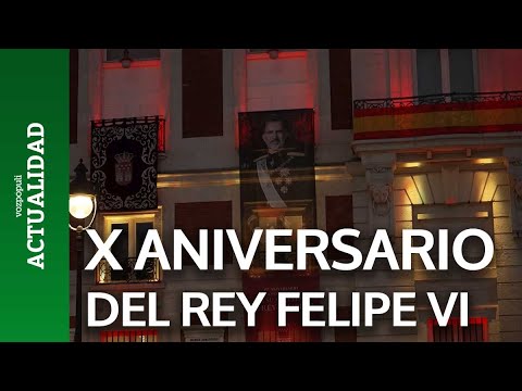 La Real Casa de Correos iluminada con los colores nacionales por el X aniversario del rey