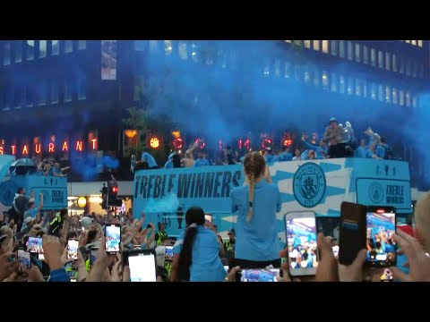 INGLATERRA I Euforia en el desfile del Manchester City para celebrar la Champions