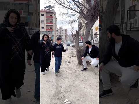 طفل يرش الماء على الرجل لماذا؟ #محمد_ديمو