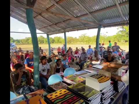 Turisteando con Lixandro hace entrega de útiles escolares en Ranchito de los Vargas.