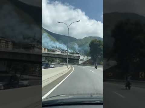 Muestra incendio del cableado a la altura de Terrazas de El Ávila