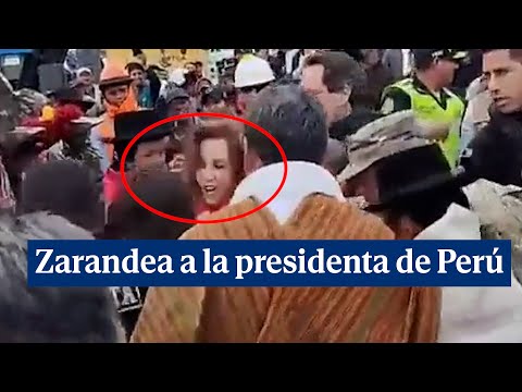 Zarandea a la presidenta de Perú durante una visita a la región de Ayacucho