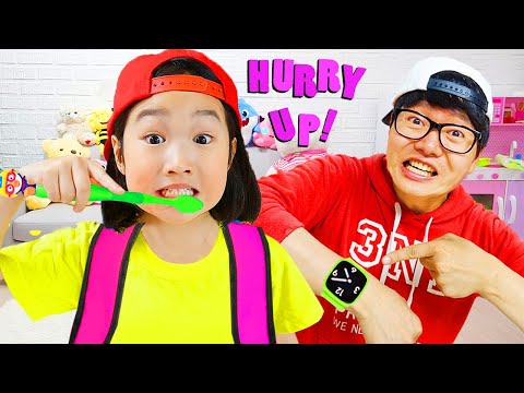 코난은 보람이가 학교에 갈 준비를 도와줍니다