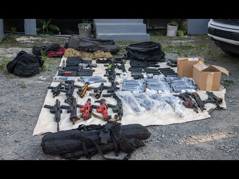 Allanan almacén de armas y drogas de presunta organización criminal
