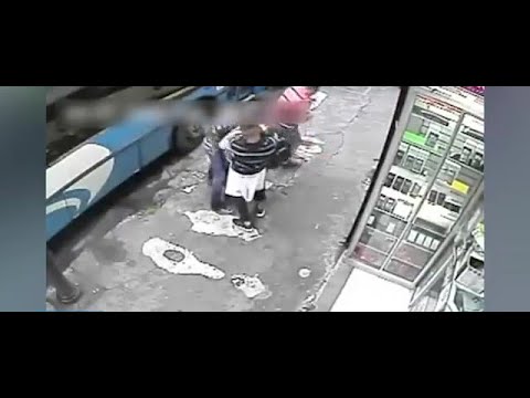 Encapuchados en moto asaltaron a un vendedor de lotería en el puro centro de San José