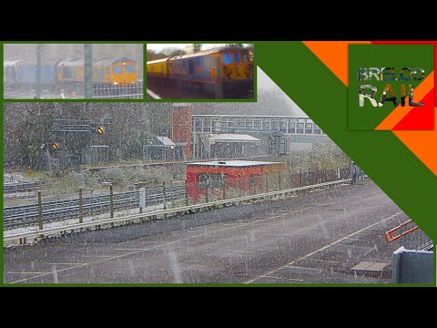 701005 being dragged IN THE SNOW + 73s | Trains at Farnborough (Main) | 12/04/2021