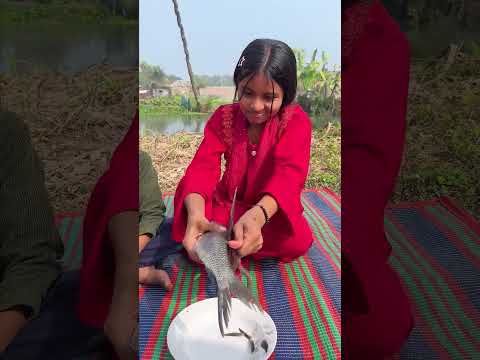 মাছ কাটছে সুমাইয়া ।
