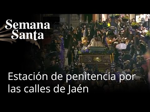 Andalucía en Semana Santa | Al Santo Entierro de Jaén le sorprende la lluvia en la Carrera Oficial