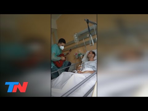 Trabaja en un hospital de Italia y le canta cuarteto a sus pacientes