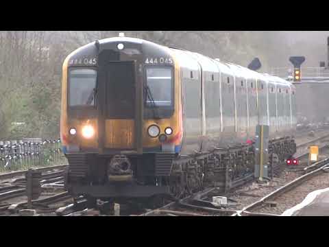 444045 & 444025 passing Eastleigh (14/04/23)