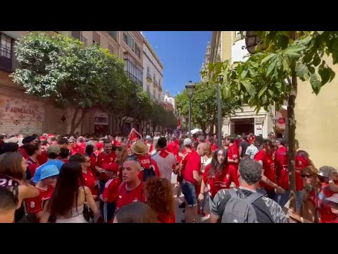La afición de Osasuna anima el ambiente antes de la final de Copa del Rey