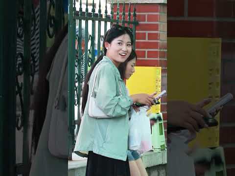 Man Calling Young Girls "Aunty" | Prank  年轻女孩被中年大叔叫阿姨，有人说“怎么不叫奶奶呢！” #prank #funny