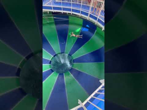 Весёлые водные приключения! Ребёнок катается на водной горке! #ВодныеГорки #vtuber #KuSaNiKi