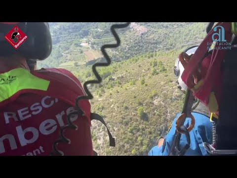 Rescatan en helicóptero a una mujer perdida en la Vall de Gallinera