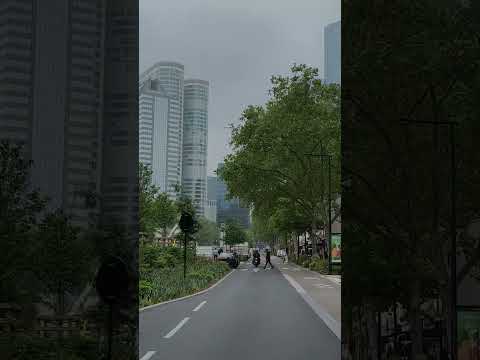 Morning hustle in La Défense