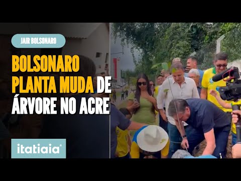 BOLSONARO PLANTA MUDA DE ÁRVORE AO LADO DE APOIADORES NO ACRE