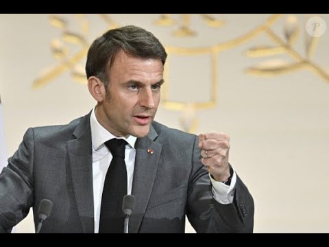 PHOTOS Emmanuel Macron affûté : le président enfile les gants de boxe et laisse apprécier son phys