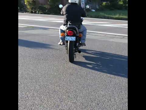 夕焼けのコンビニを走り去るZ2