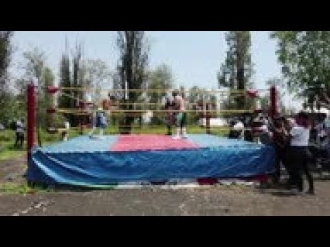 Aspiring Lucha Libre wrestlers in Mexico set up ring