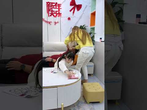 閨女果然是漏風小棉襖，被發現了😂#爸爸帶娃 #家有萌娃