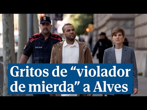 Alves comparece por primera vez ante la Audiencia de Barcelona entre gritos de violador de mierda