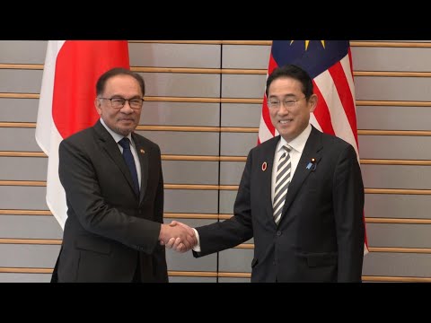 Japanese PM Kishida meets Malaysian PM Anwar Ibrahim at Japan-ASEAN Summit