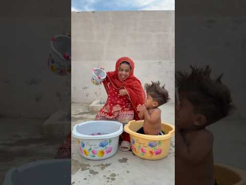 Anaya itni sardi ma naha rahi hai 🌨️🤣 #trending #trendingshorts #comedy #funny #viralvideo