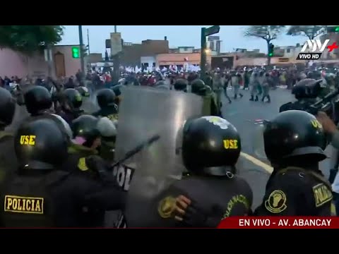 Manifestantes se enfrentan a la Policía Nacional al intentar llegar al Congreso