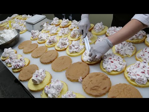 딸기를 들이부어 만든 케익!? 딸기 한팩 통으로 넣은 딸기 폭탄 케이크 Awesome strawberry cake mass production - Korean street food