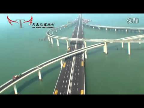 42,5 kilometra długości, 33,5 metra szerokości - takie wymiary ma most biegnącu nad cieśniną Jiaozhou w Chinach. W Księdze Rekordów Guinessa figuruje on jako najdłuższy most świata poprowadzony nad wodą. Był budowany przez cztery lata. Ma sześć pasów ruchu. Zobaczcie sami, co to za cudo...